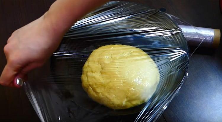 Couvrir la pâte avec du film plastique et laisser dans un endroit chaud.