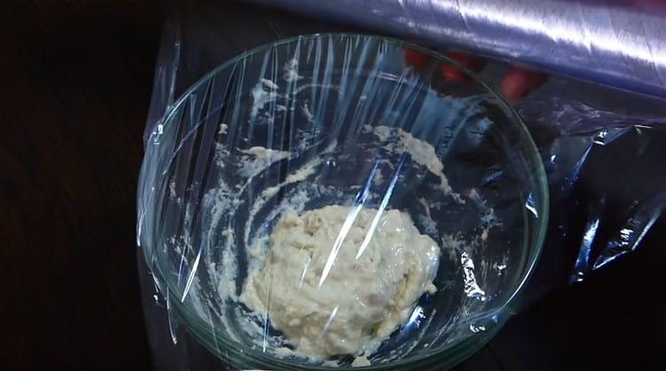 couvrir la pâte avec du film plastique et laisser reposer une demi-heure dans un endroit chaud.