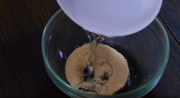 Odvojeno kvasac napunite toplom vodom.