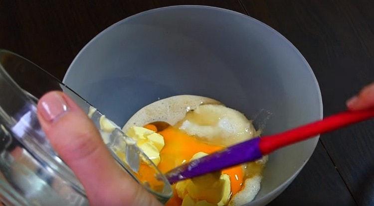 Dans un bol, mélanger la pâte, le mélange de levure, ajouter l'œuf, le sucre et le beurre.