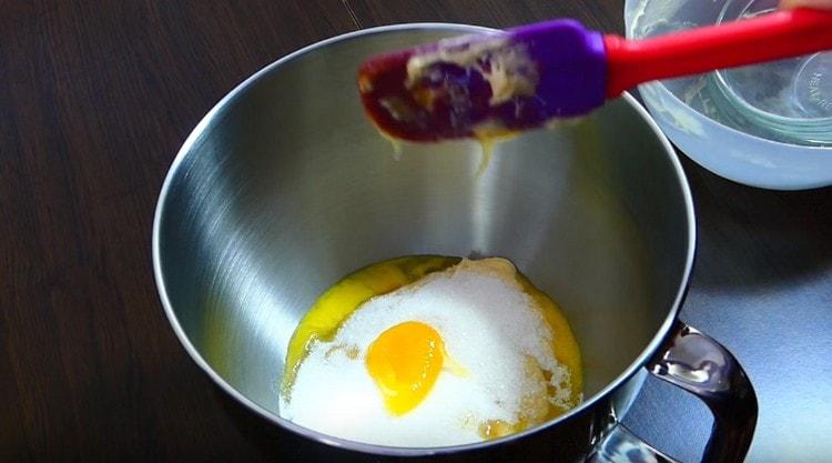 Lorsque la pâte est appropriée, mettez-la dans le bol du batteur, ajoutez le sucre et l'oeuf.