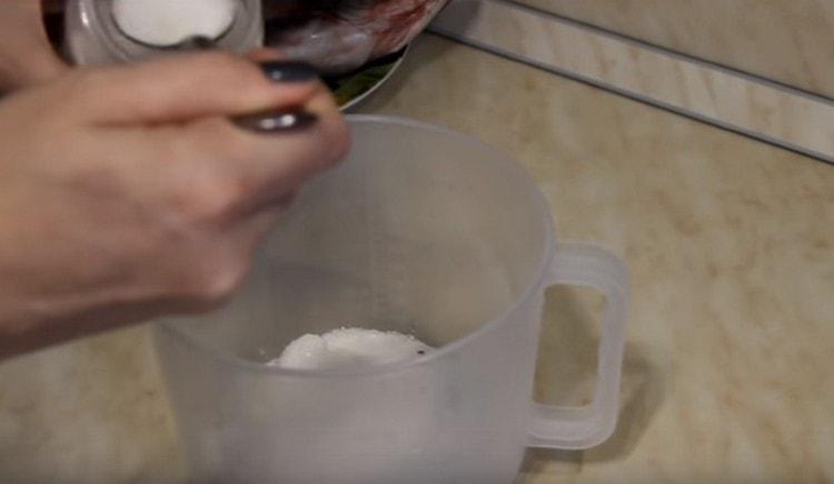 Versez le sel, le sucre dans un récipient profond, mettez la feuille de laurier et les grains de poivre.