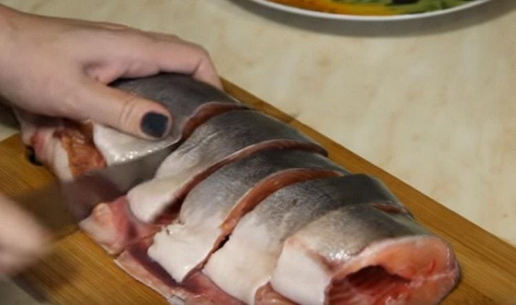 Couper la carcasse de saumon rose en portions.