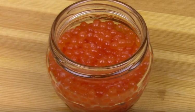 Maintenant, vous savez comment saler le caviar de saumon et cuire vous-même cette friandise chez vous.