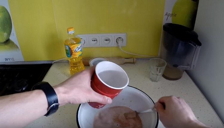 Add boiling water to the caviar and mix.