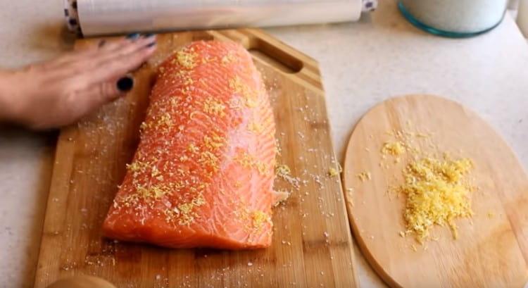 Sprinkle the fillet with lemon zest.