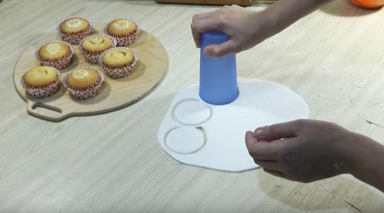 Nous pressons un verre de leur mastic en fonction de la taille des cupcakes.