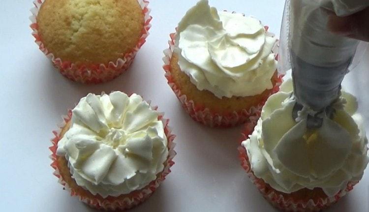 Cupcakes pripremljeni prema klasičnom receptu mogu se ukrasiti kremom.