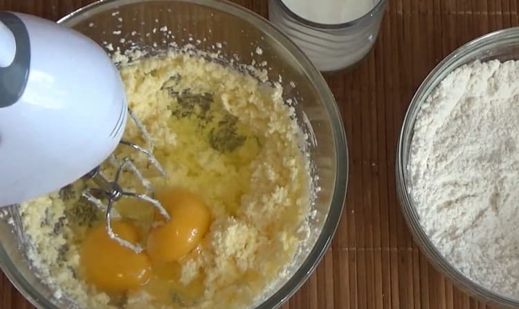 Ajoutez les œufs à la masse de beurre et battez à nouveau.