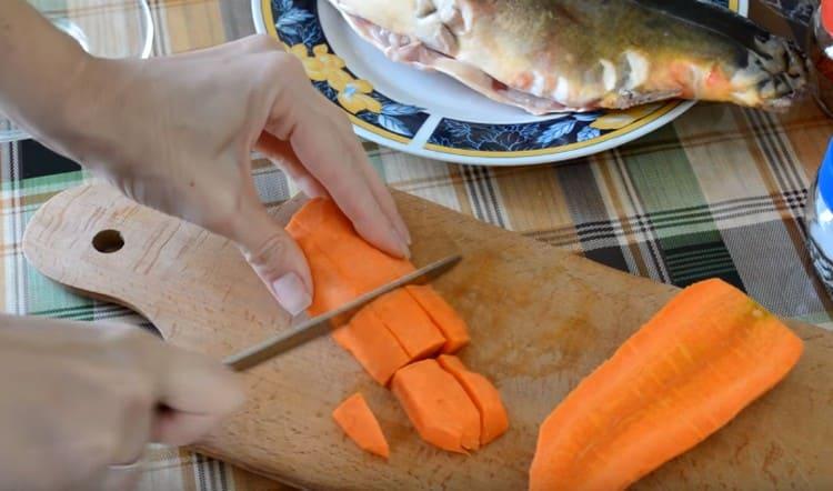 Nous coupons les grosses carottes en cubes.