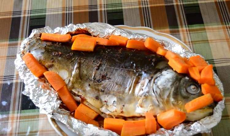 La carpe au four en papillote selon cette recette est parfumée et juteuse.