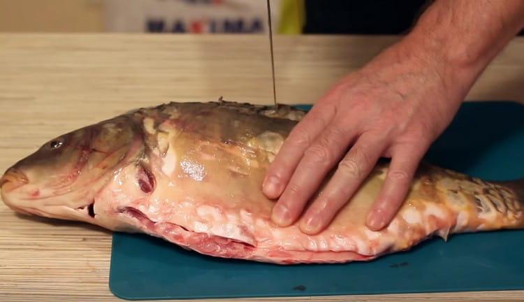 Le poisson doit être nettoyé des écailles et vidé.