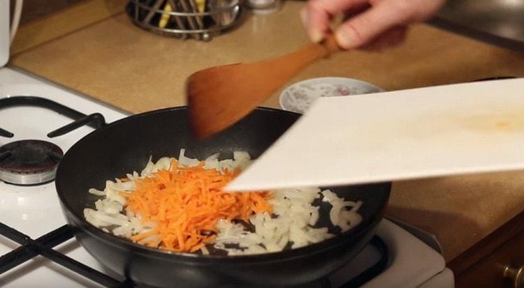 Dans une casserole, nous passons des oignons et des carottes finement hachés.