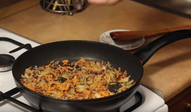 Ajoutez des champignons finement hachés aux légumes.