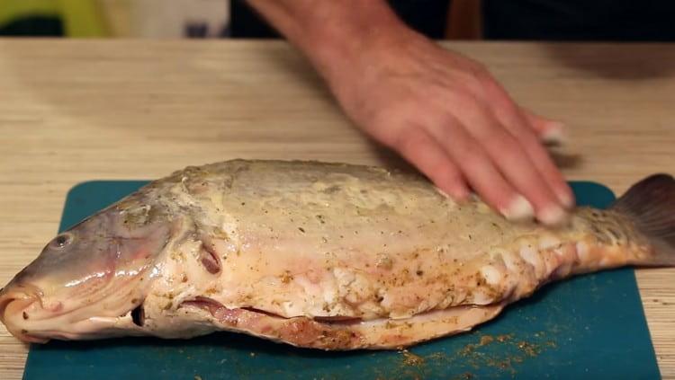 Lubricate one side of the carp with mayonnaise.