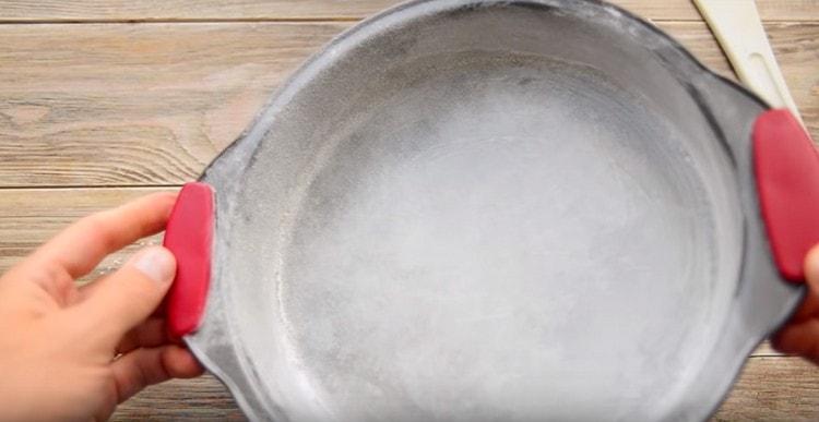 Lubricate the baking dish with oil and sprinkle with flour.