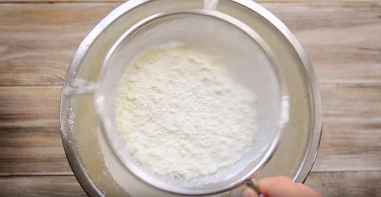 Tamisez la farine en y ajoutant de la levure chimique.