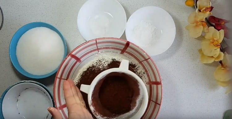 Tamiser le cacao à la farine, ajouter la levure chimique.