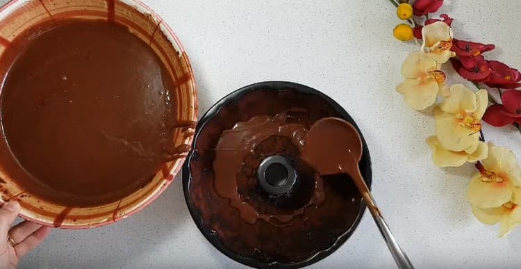 Vierta la masa en una forma grande, que primero debe engrasarse con aceite y espolvorearse con cacao.