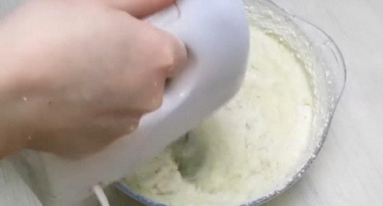 Ajoutez la farine. la levure et le mixeur amènent la pâte à l'homogénéité.
