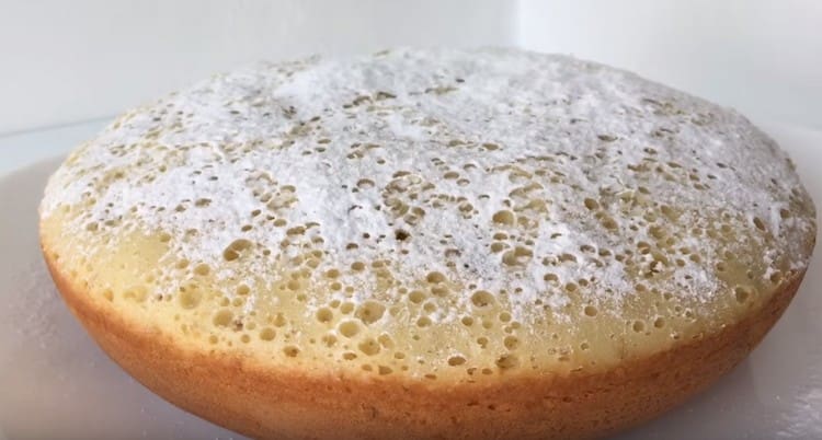 Un pastel preparado de acuerdo con esta receta en una olla de cocción lenta se puede rociar con azúcar en polvo.