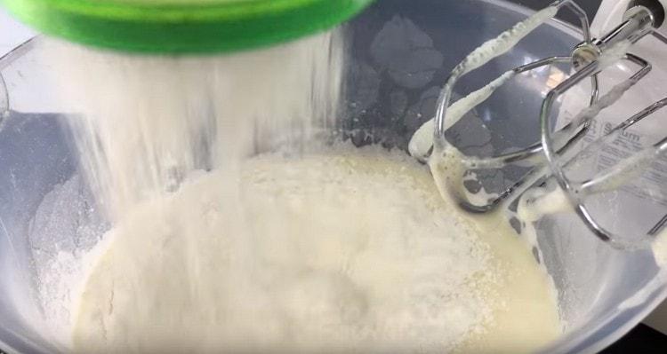 Sift flour with baking powder into the egg mass.