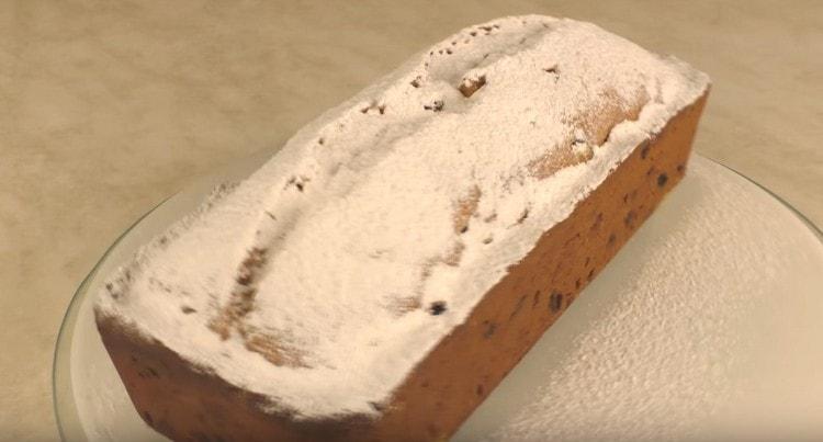 Después de hornear, puede espolvorear una magdalena clásica con azúcar en polvo.