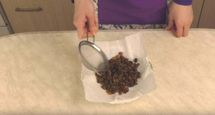 Verser les raisins secs avec de l'eau bouillante pendant quelques minutes, puis éliminer l'excès d'humidité avec du papier absorbant.