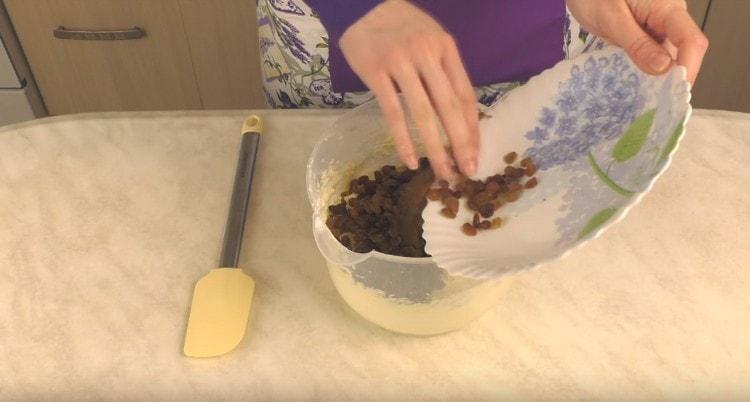 Add dried raisins to the dough.