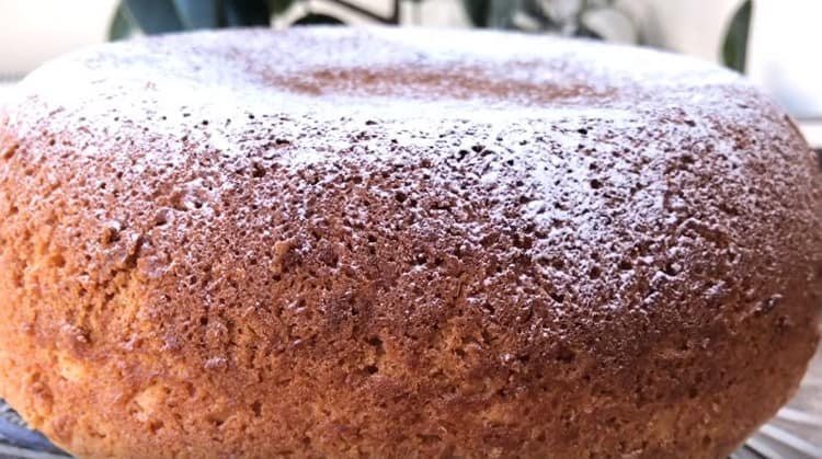 Kefir cupcake napravljen u pećnici prema ovom receptu također se može posipati šećerom u prahu prije posluživanja.