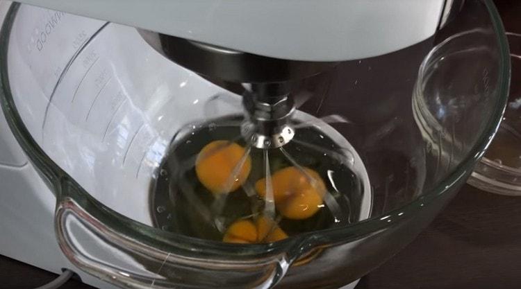 U zdjeli miksera tucite jaja i tucite.