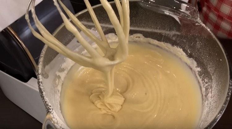 Battez la pâte avec un mélangeur jusqu'à ce qu'elle soit homogène.