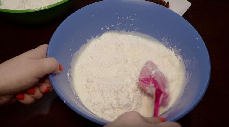 Parts of the flour and mix the dough.