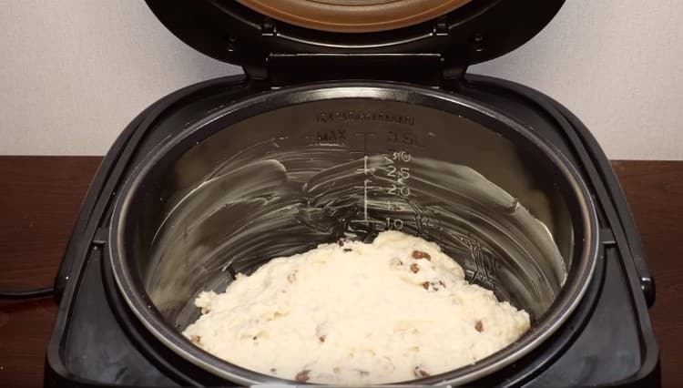 We spread the dough into the bowl of the device.