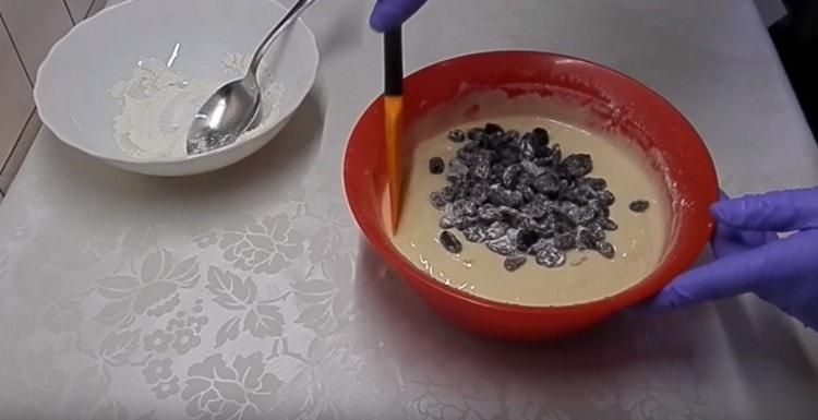 Transférer les raisins secs dans un bol avec la pâte et mélanger.