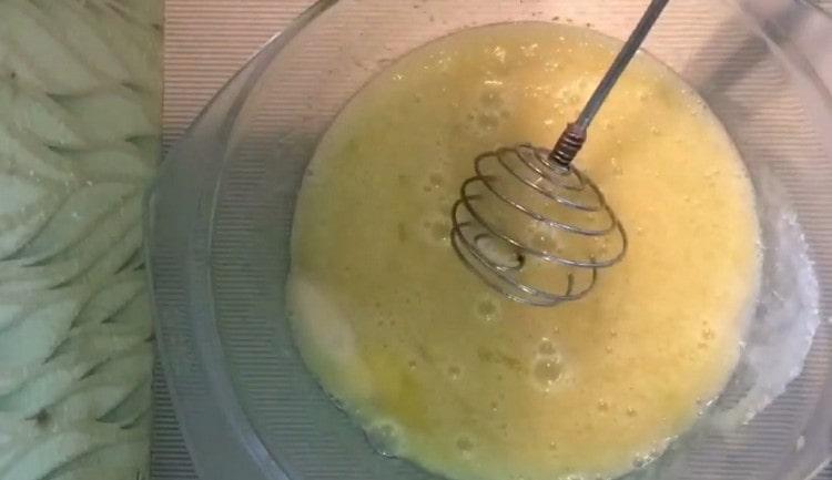 With a whisk, beat the eggs with sugar.