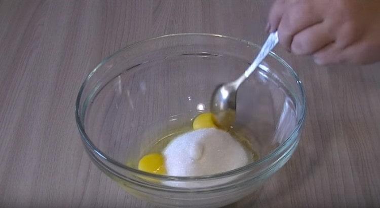 Tilsæt sukker til æggene, bland.
