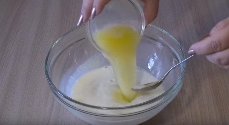 Zatim u ovu masu umiješamo rastopljeni maslac.