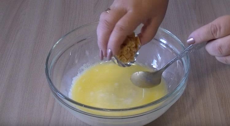 Ajoutez la coccinelle coupée en petits bonbons.