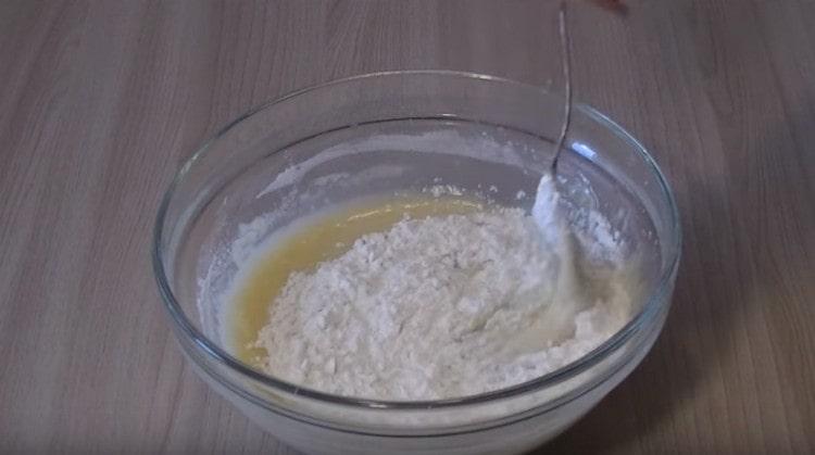 Agregue la harina mezclada con levadura en polvo.