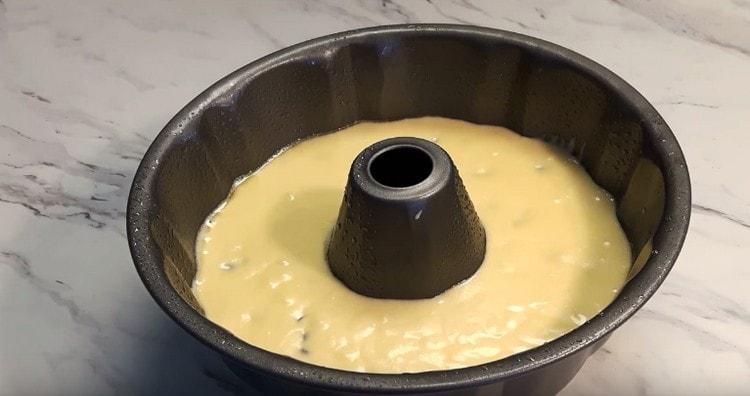 Nous déplaçons la pâte sous une forme graissée.