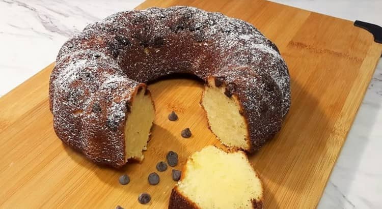 Un tel gâteau avec du lait concentré est très savoureux.