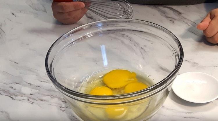 batir los huevos en un tazón.