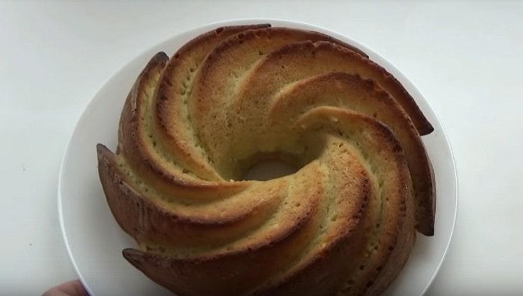 Un petit gâteau appétissant à la crème sure est prêt.