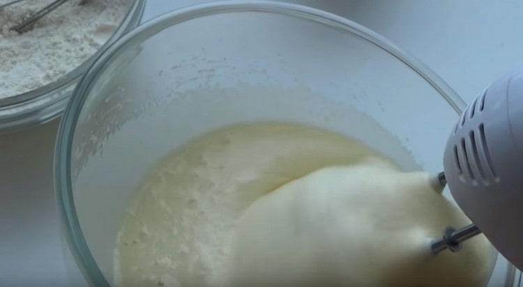 Batir los huevos con azúcar en una masa exuberante.
