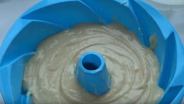 Pour the dough into the mold and send it to the oven.