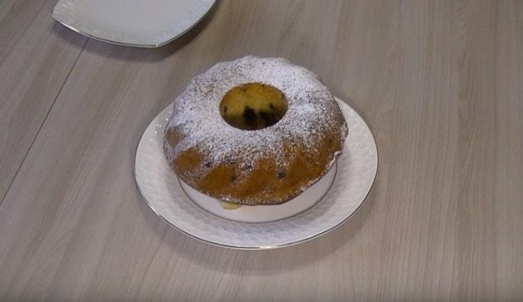 A cake prepared according to such a recipe on sour cream can be additionally decorated with icing sugar.