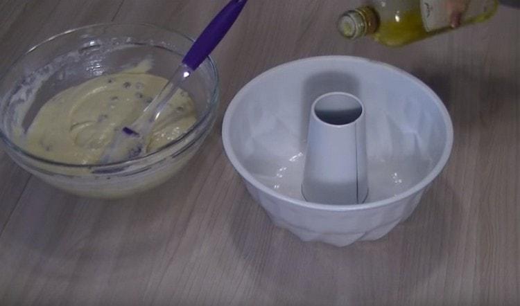 Engrase un molde para pasteles con aceite vegetal.