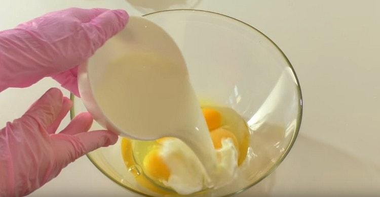 Nous battons les œufs dans un bol et ajoutons du lait.