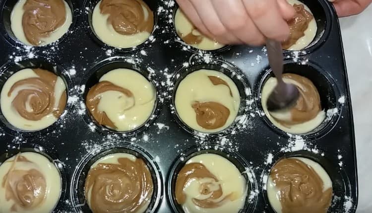 Alternately put in the molds chocolate and white dough.